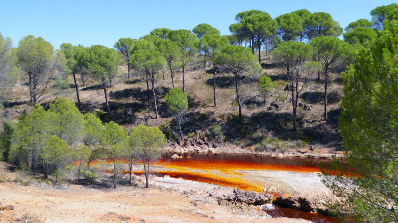 Eaux très acides du Rio Tinto dont le fer dissous lui confère sa couleur si caractéristique (Nerva, Espagne, 2015).