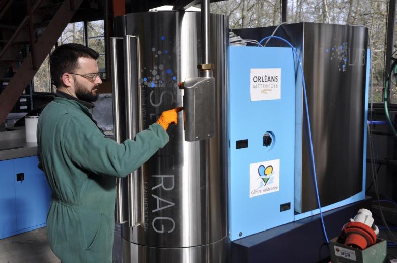 Selfrag, appareil d’électrofragmentation (technique de fragmentation sélective utilisant des décharges de très haute tension), commercialisé par la société SelFrag en Suisse, disponible au sein de la plateforme Plat'Inn du BRGM sur les matières premières et l'économie circulaire (Orléans, mars 2018).
© BRGM - Cyril Boucley
Plat'Inn - Plateforme BRGM
