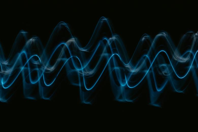 un fond noir avec une vague de lumière bleue